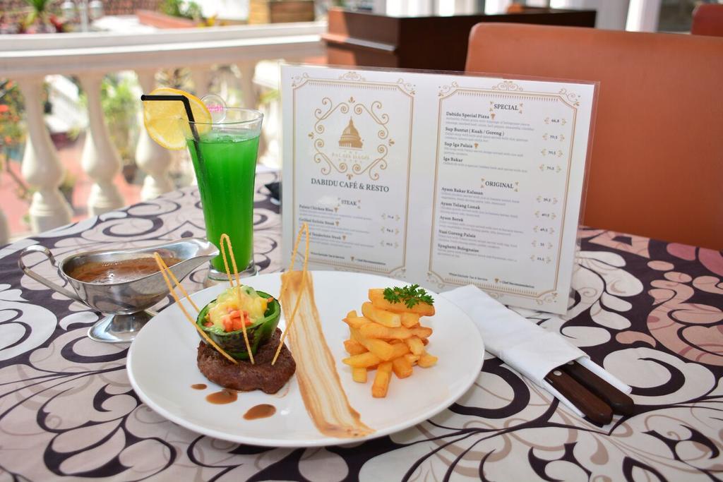 The Palais Hotel Dago Bandung Exterior foto